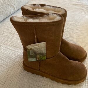 Bearpaw boots. Size 6. New